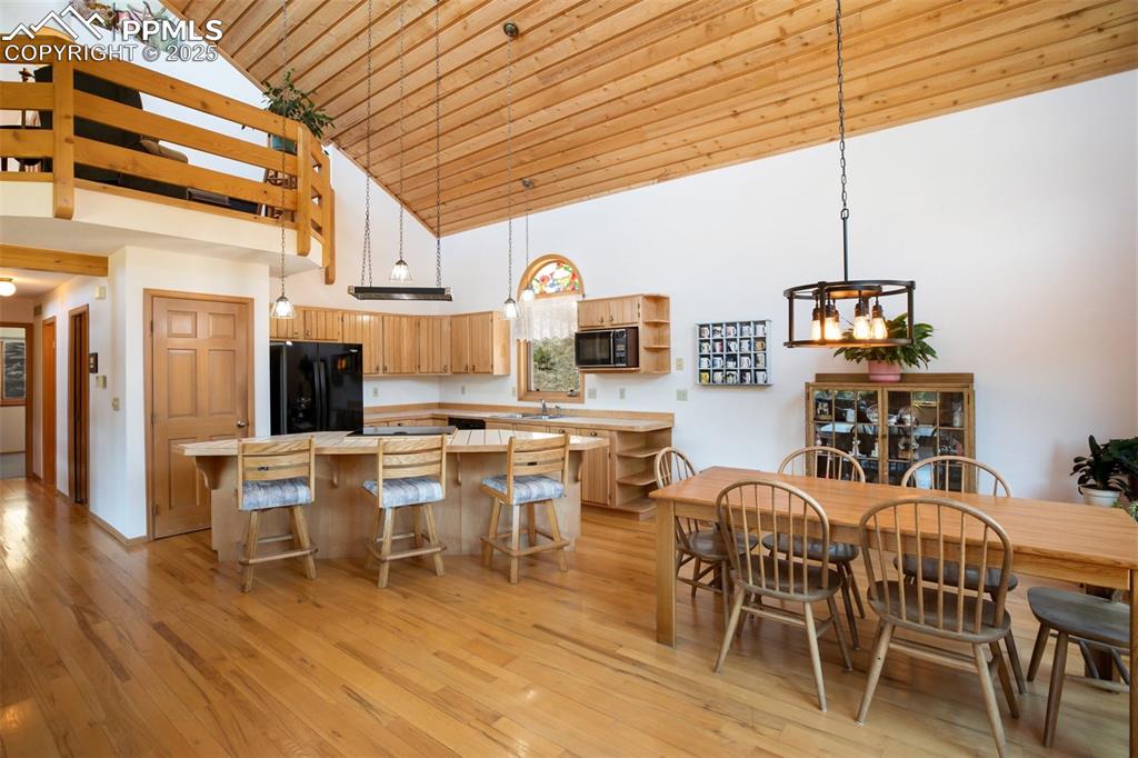 Image 17 of 50: Dining Area