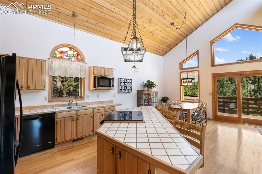 Image 19 of 50: Kitchen