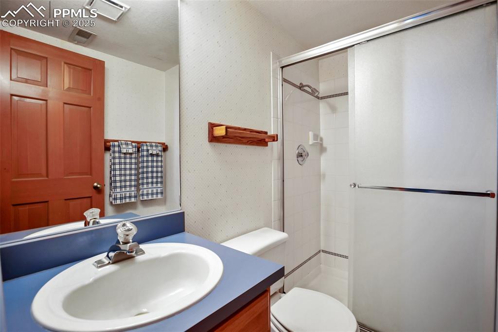 Image 39 of 50: Bathroom