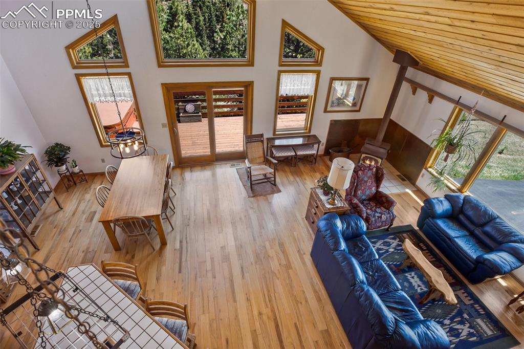 Image 9 of 50: Living Room