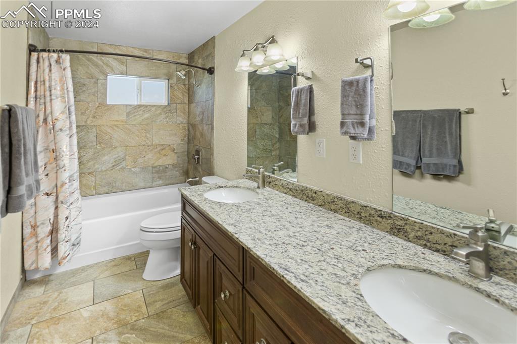 Image 14 of 24: Main Bath