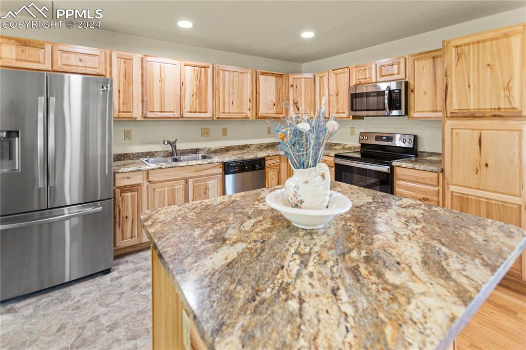 Image 7 of 24: Kitchen