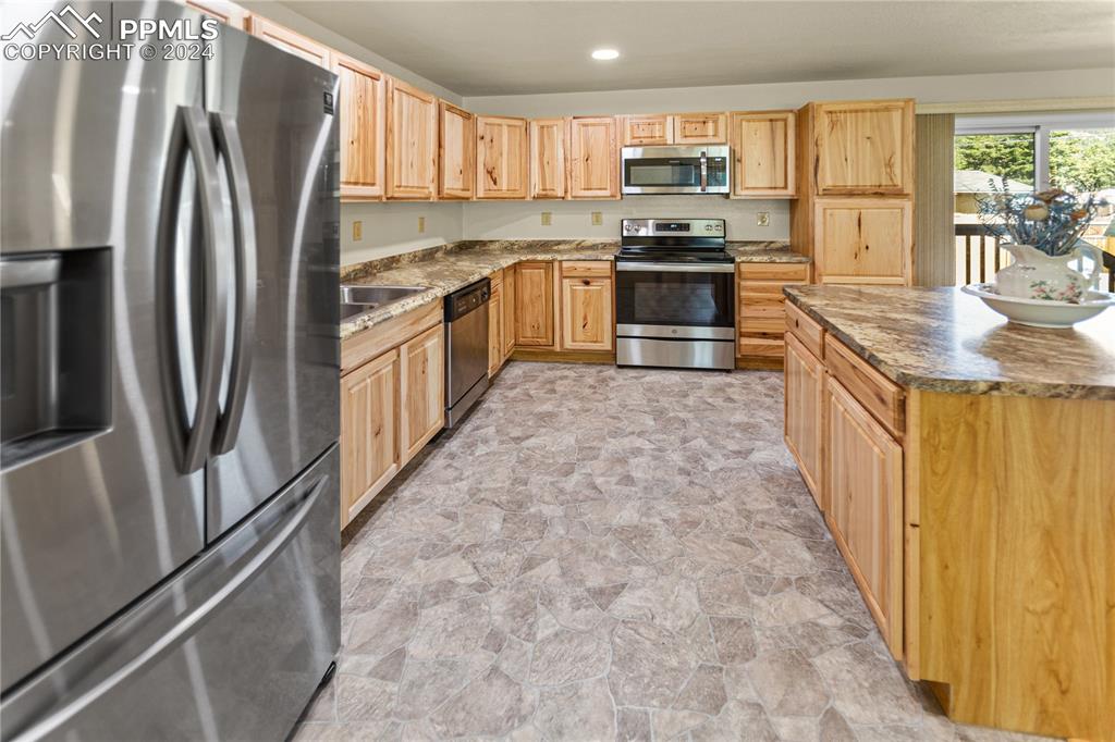 Image 9 of 24: Kitchen