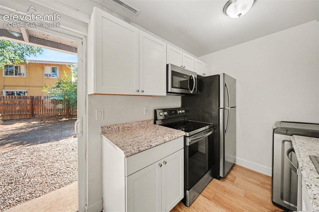 Image 10 of 19: Kitchen