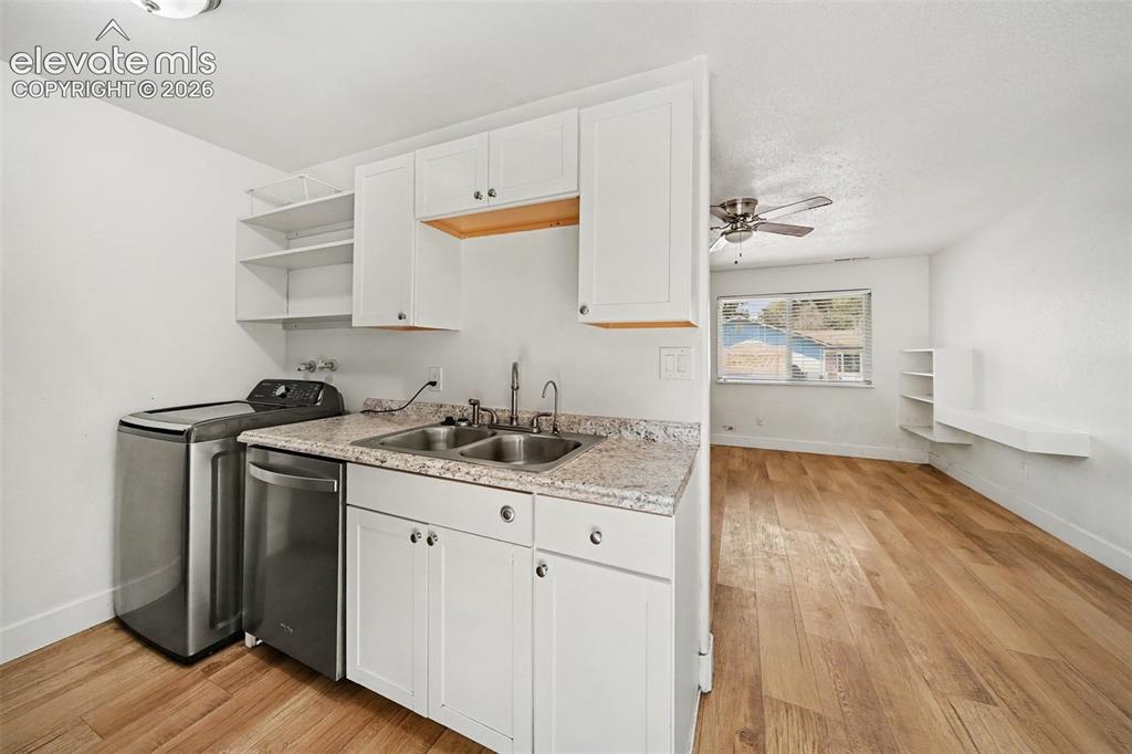 Image 11 of 19: Kitchen