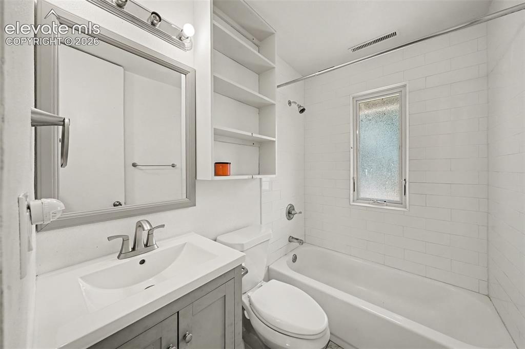 Image 16 of 19: Bathroom