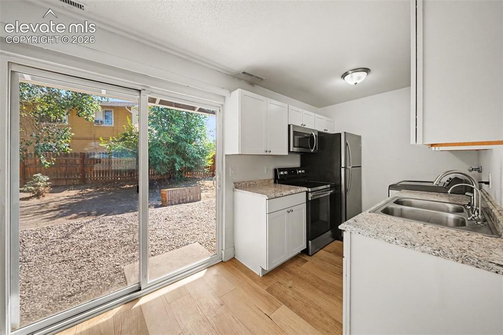 Image 9 of 19: Kitchen