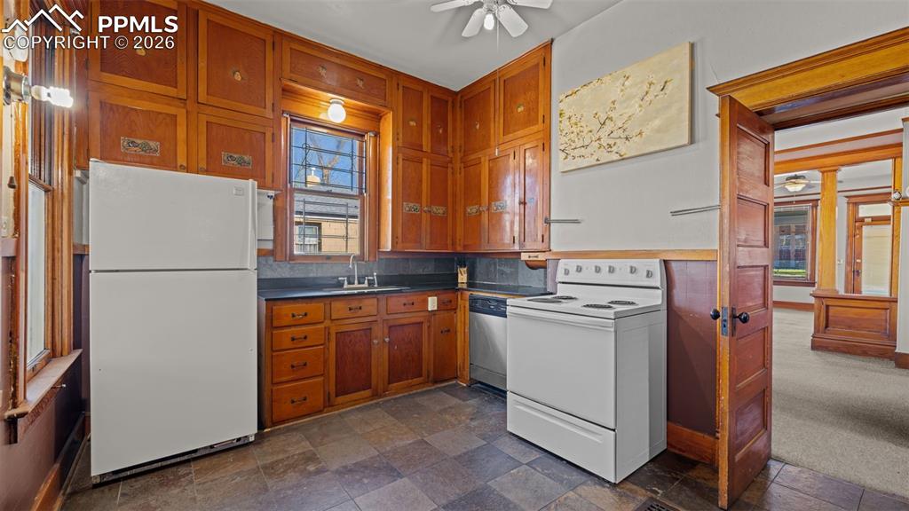 Image 18 of 45: Kitchen