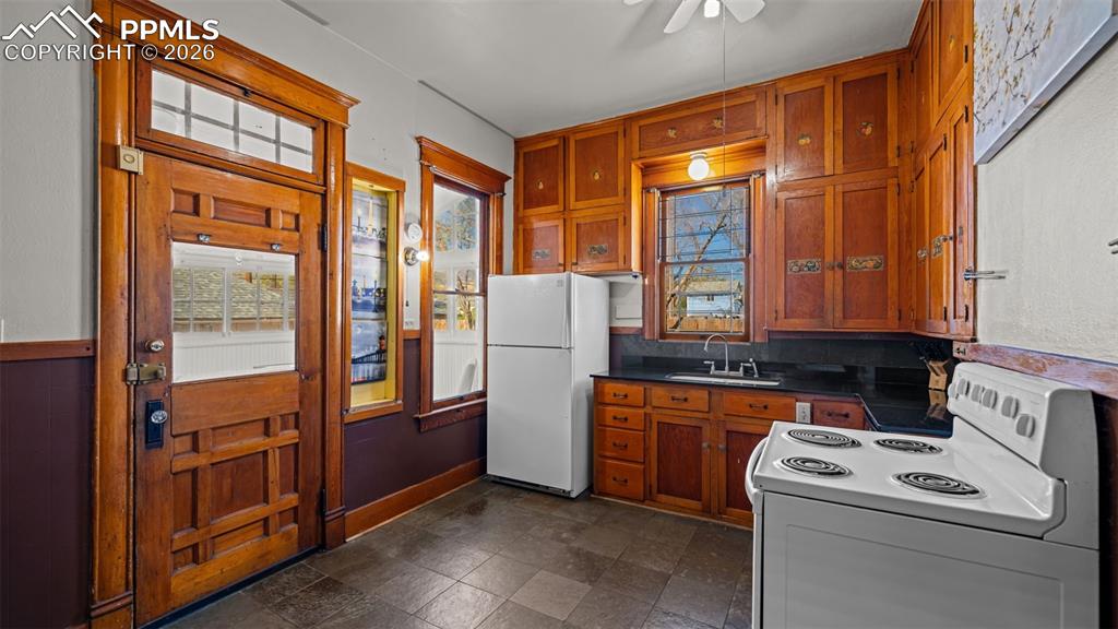 Image 19 of 45: Kitchen