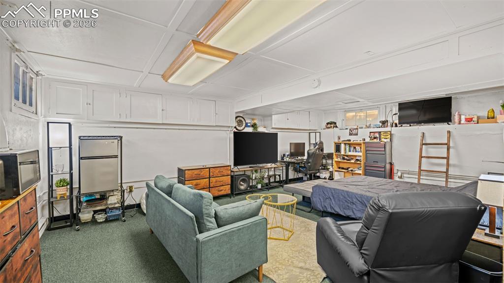 Image 21 of 45: Living Room