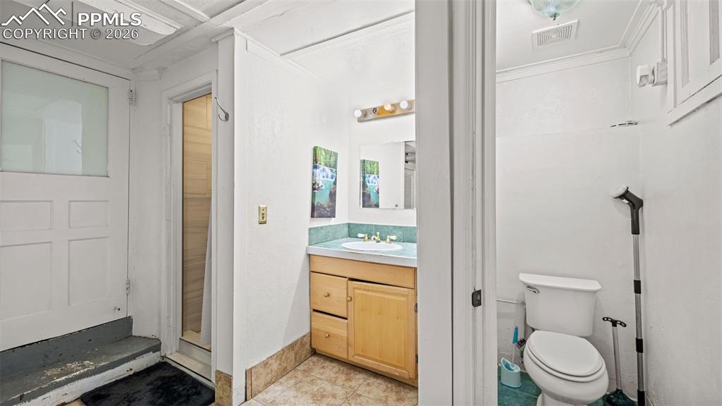 Image 23 of 45: Bathroom