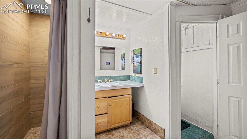 Image 24 of 45: Bathroom