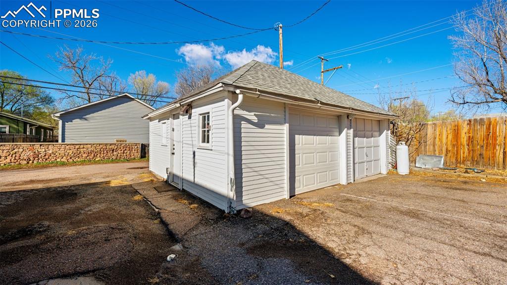 Image 29 of 45: Garage