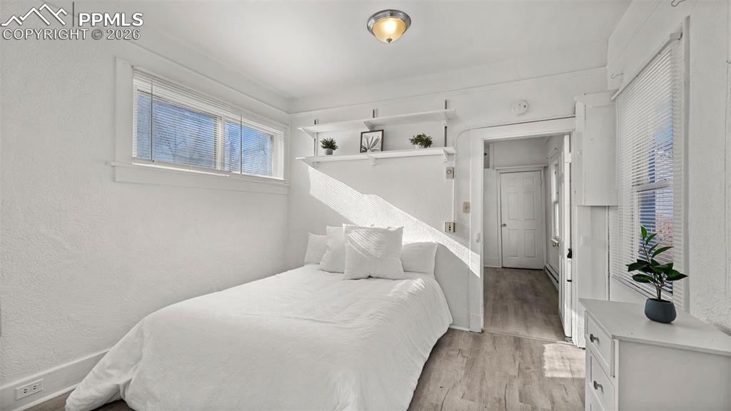 Image 33 of 45: Bedroom