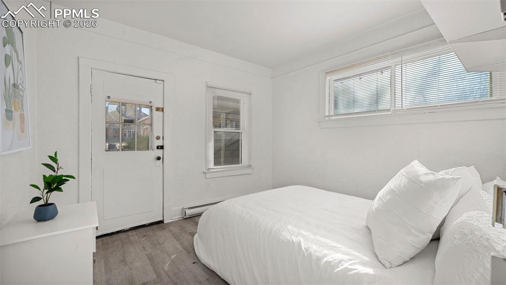 Image 34 of 45: Bedroom