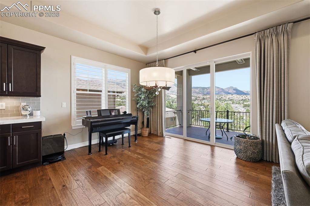 Image 15 of 45: Sitting Room