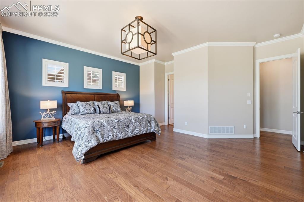 Image 18 of 45: Bedroom