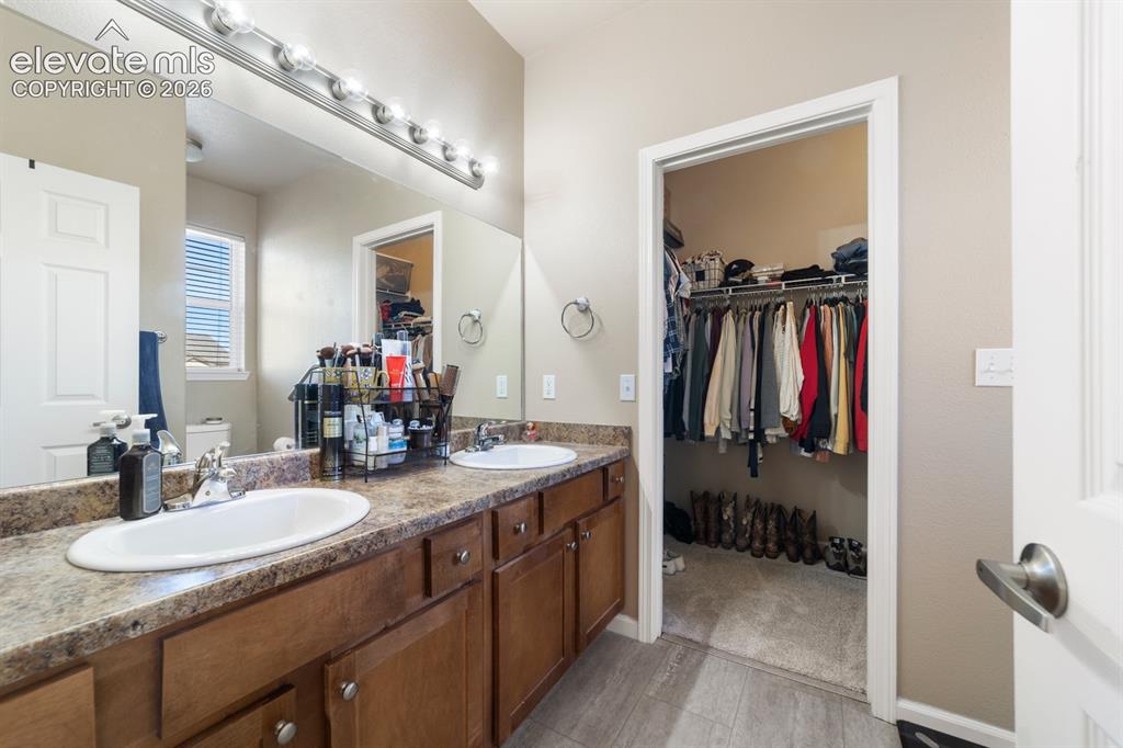 Image 14 of 24: Bathroom
