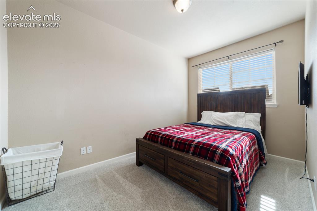 Image 18 of 24: Bedroom