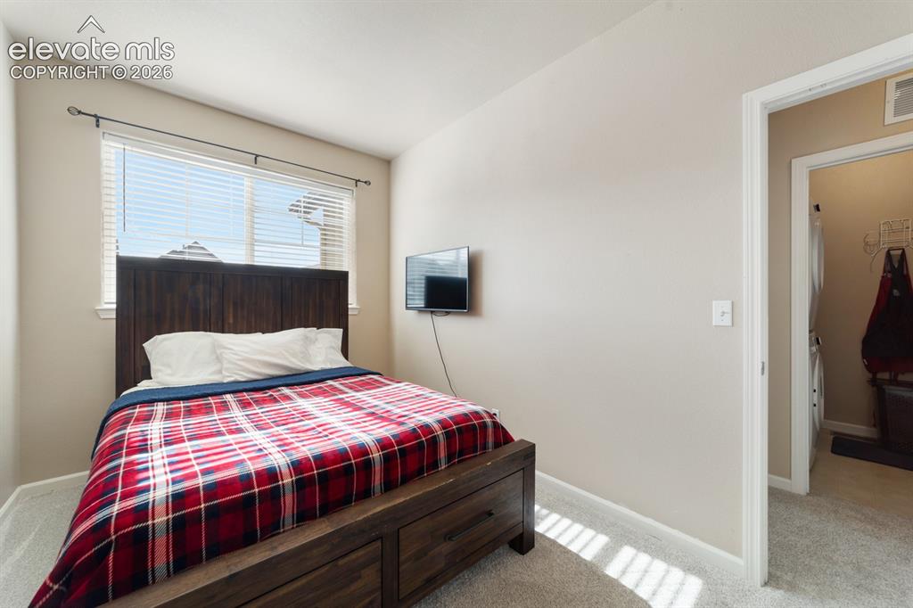 Image 19 of 24: Bedroom