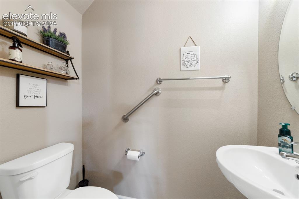 Image 9 of 24: Bathroom