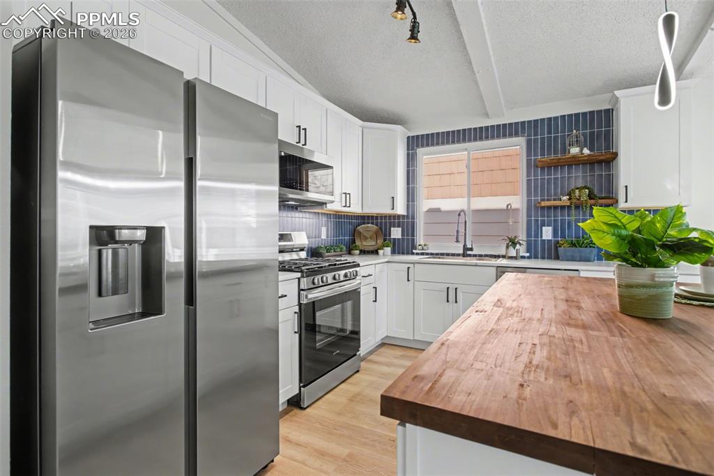 Image 13 of 46: Kitchen