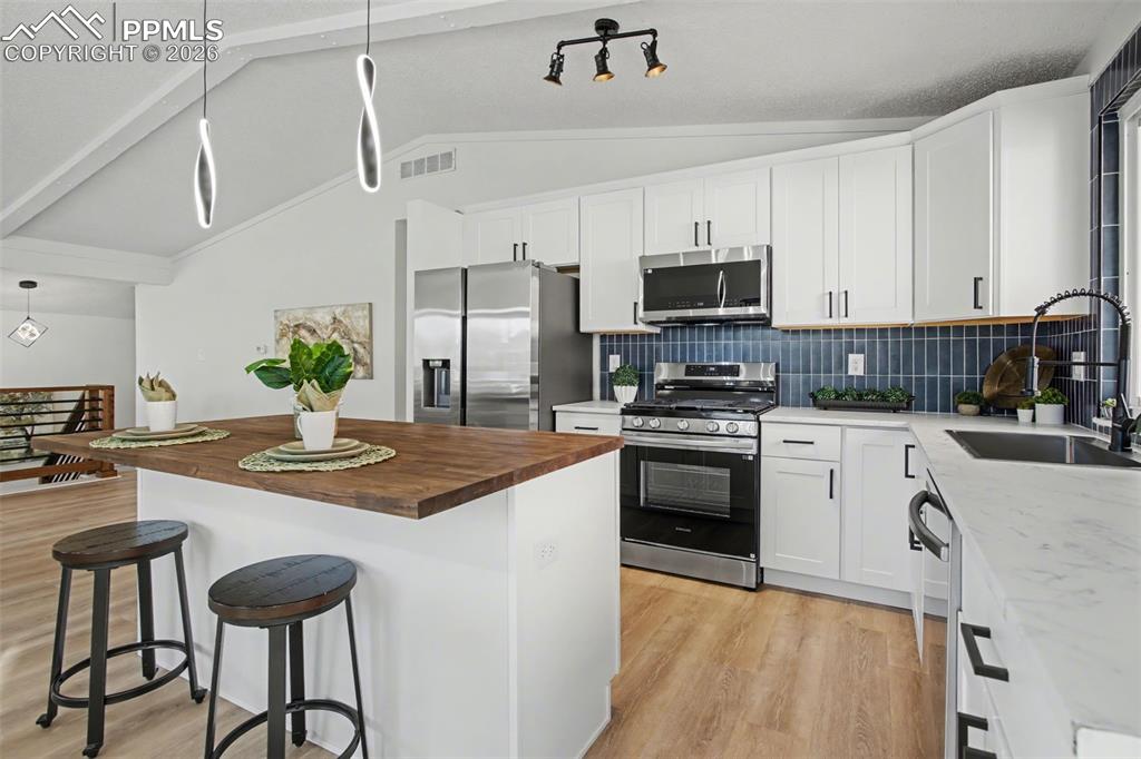 Image 14 of 46: Kitchen