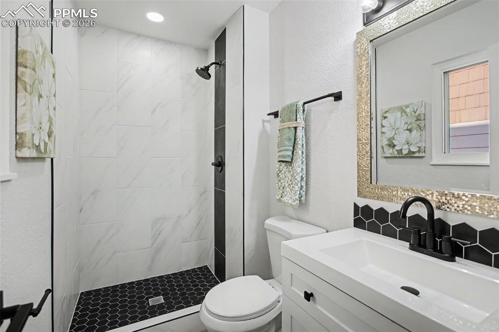 Image 21 of 46: Bathroom