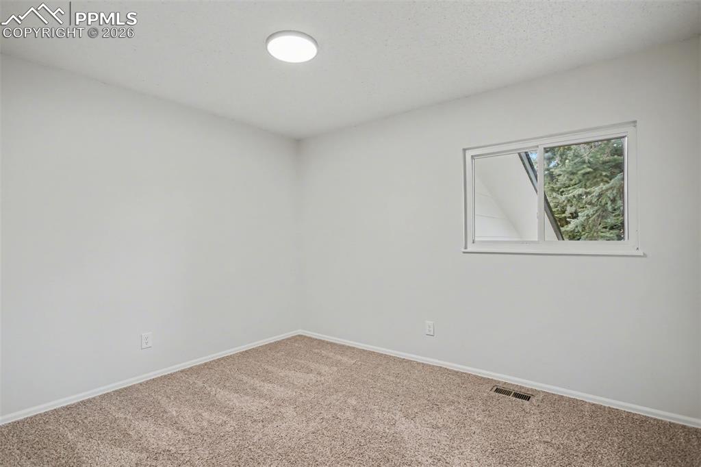 Image 22 of 46: Bedroom