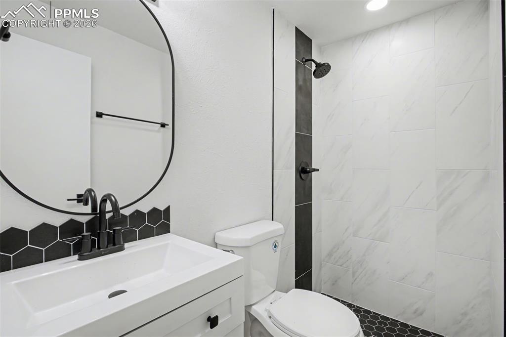 Image 32 of 46: Bathroom