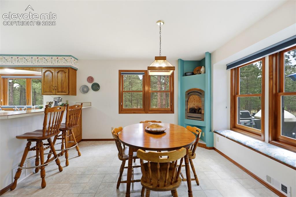 Image 10 of 50: Dining Area