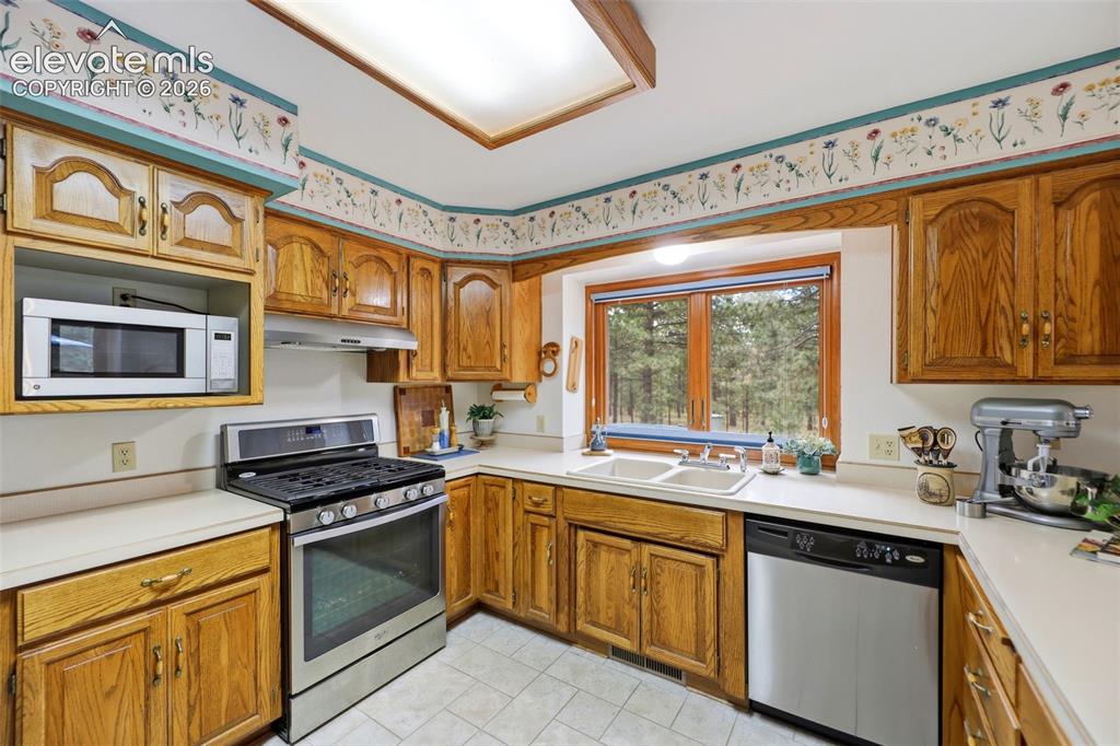 Image 13 of 50: Kitchen