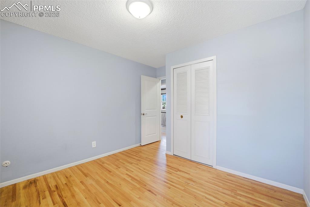 Image 14 of 25: Bedroom