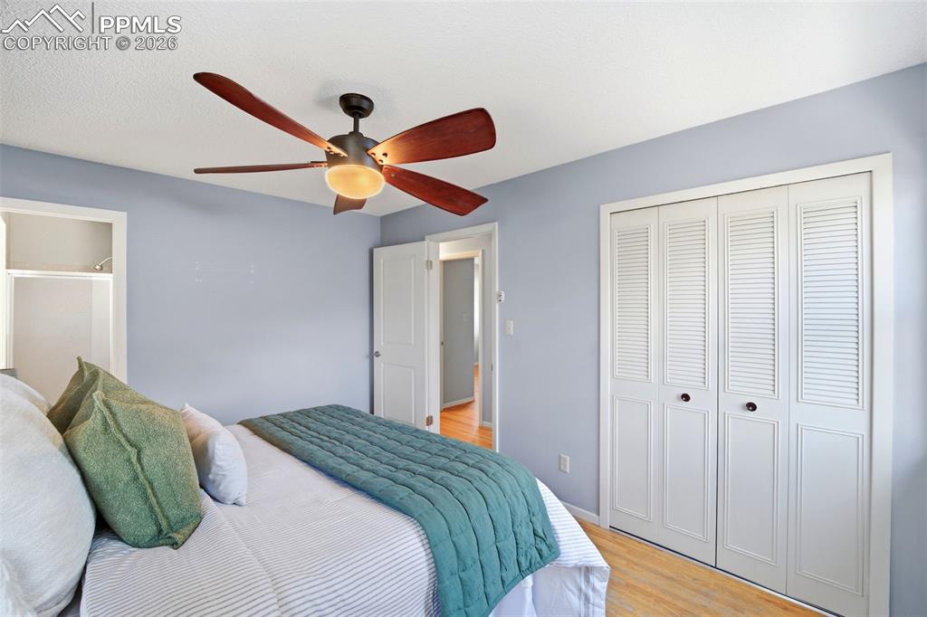 Image 18 of 25: Bedroom