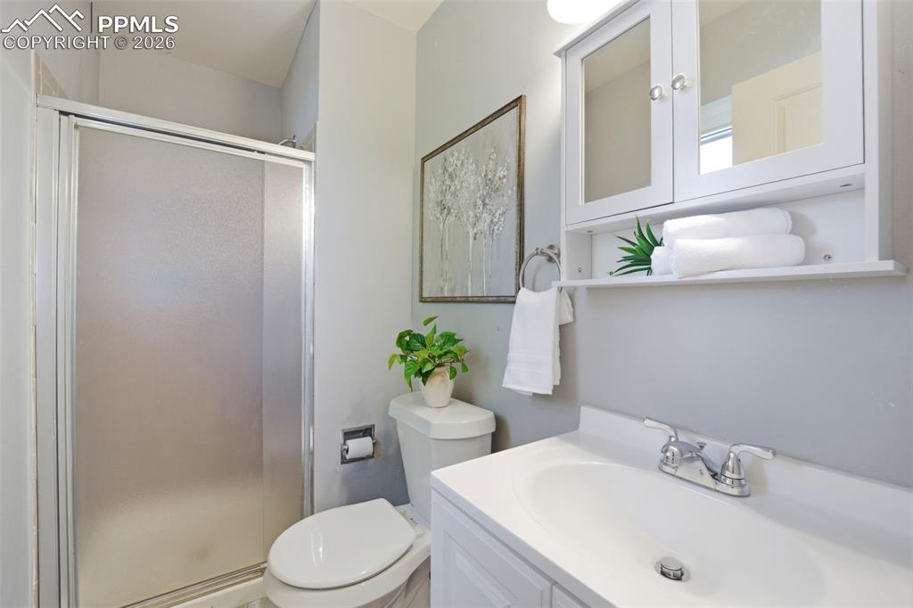 Image 19 of 25: Bathroom