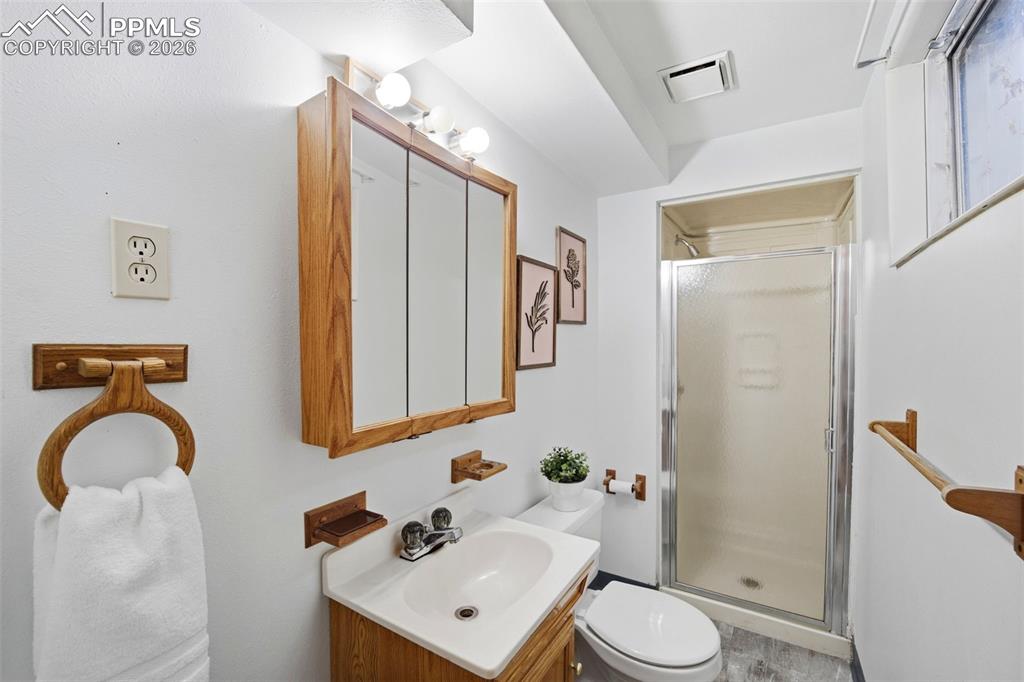 Image 23 of 25: Bathroom