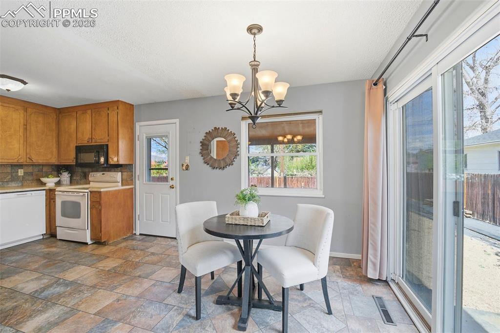 Image 7 of 25: Dining Area