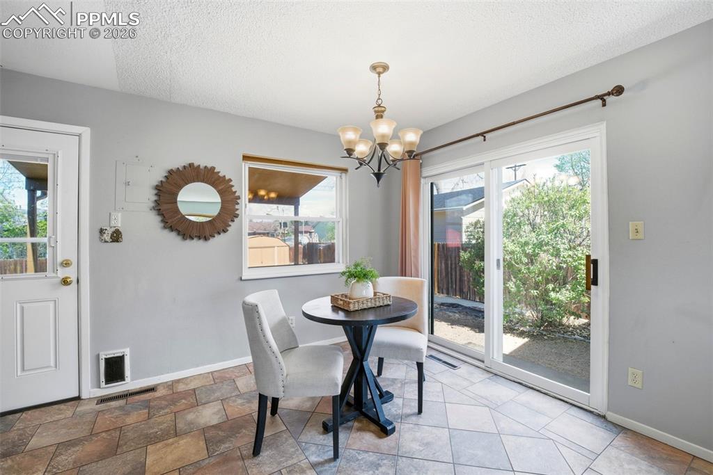 Image 8 of 25: Dining Area