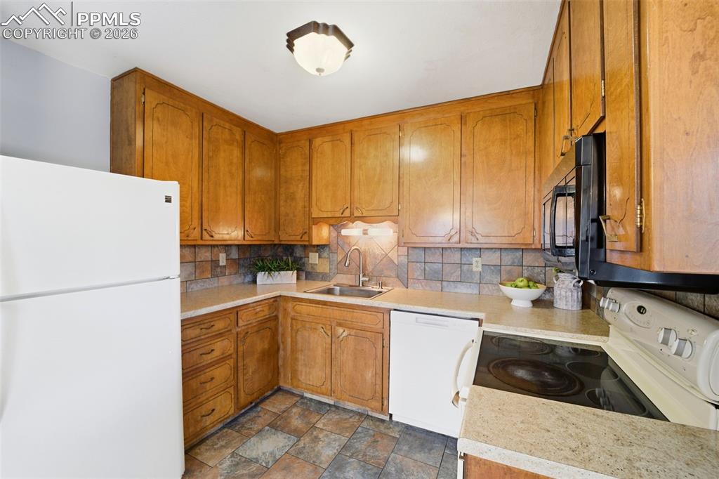 Image 9 of 25: Kitchen