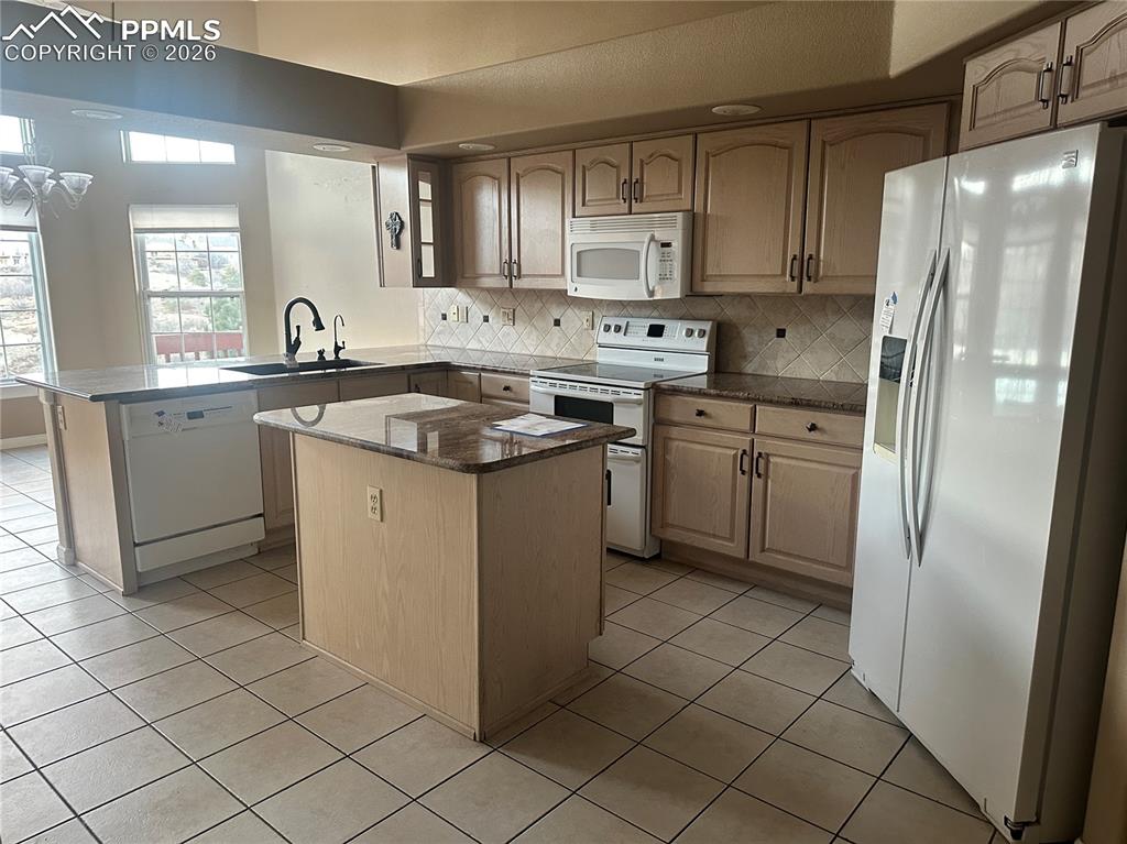 Image 15 of 39: Kitchen