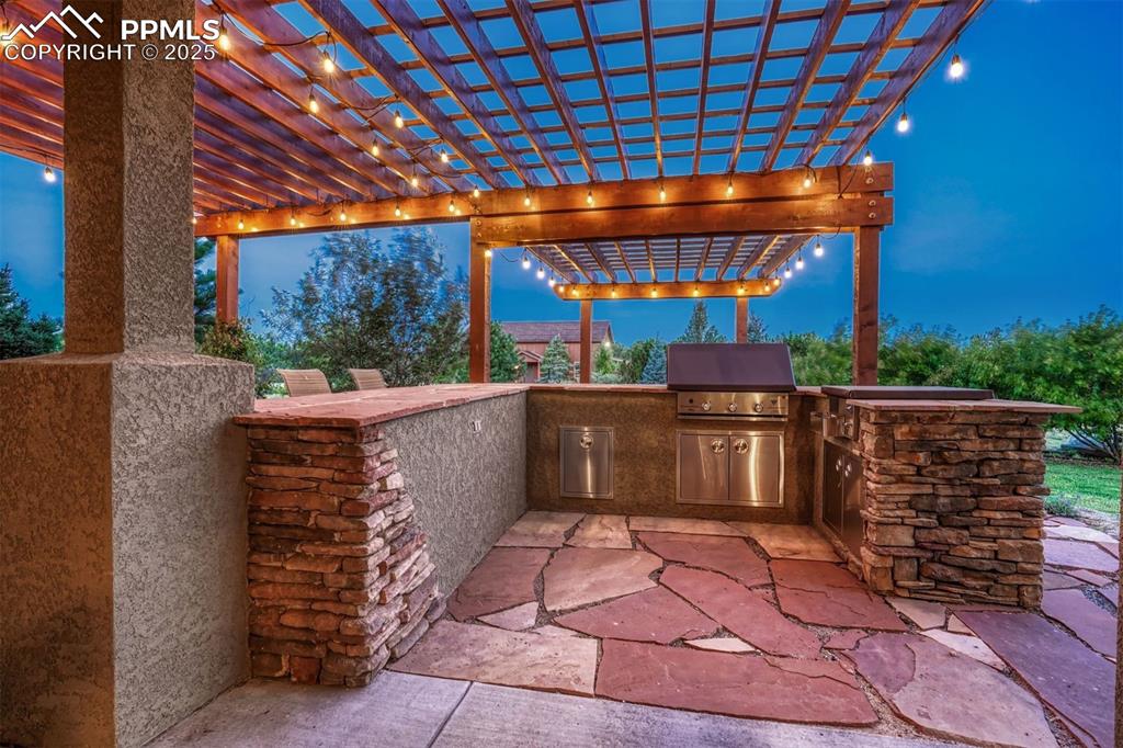 Image 11 of 50: Patio
