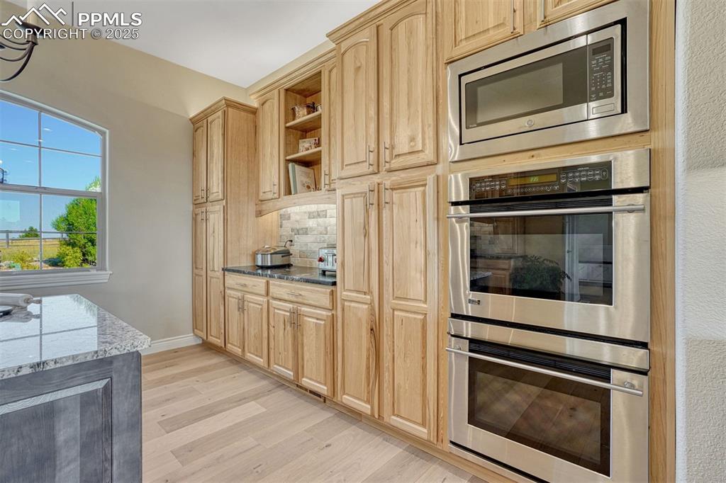 Image 16 of 50: Kitchen