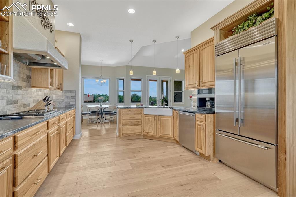 Image 17 of 50: Kitchen