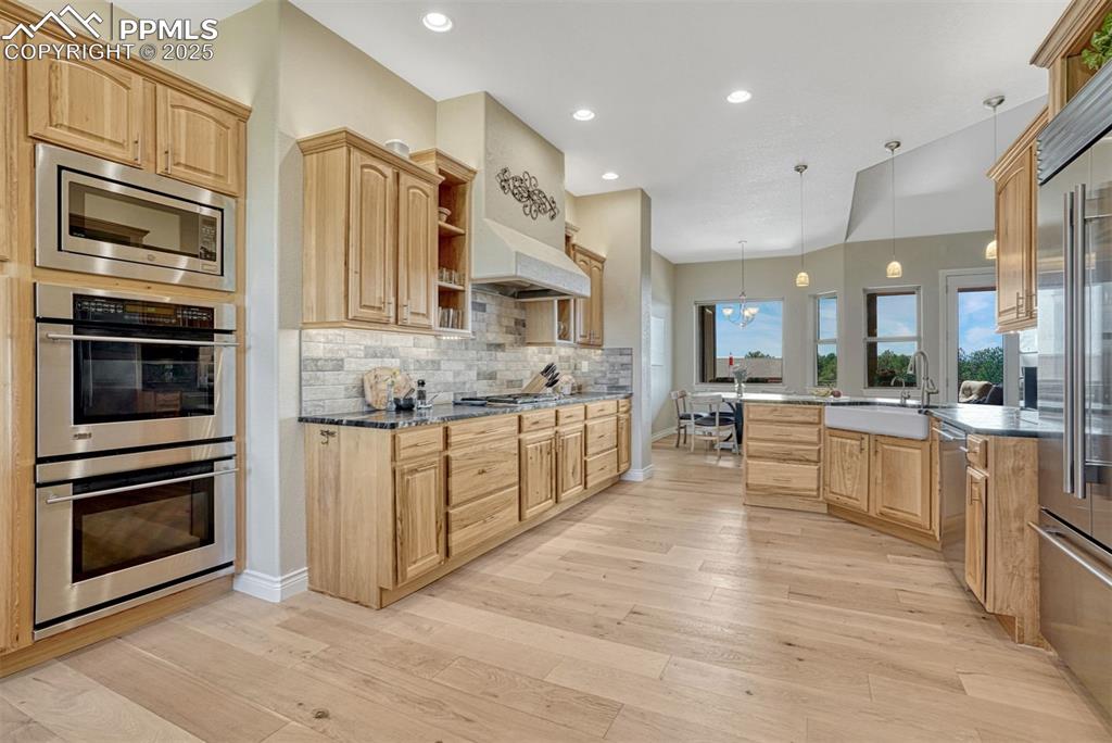 Image 18 of 50: Kitchen
