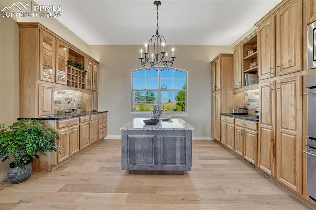 Image 19 of 50: Kitchen