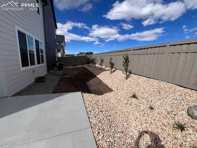 Image 14 of 16: Yard