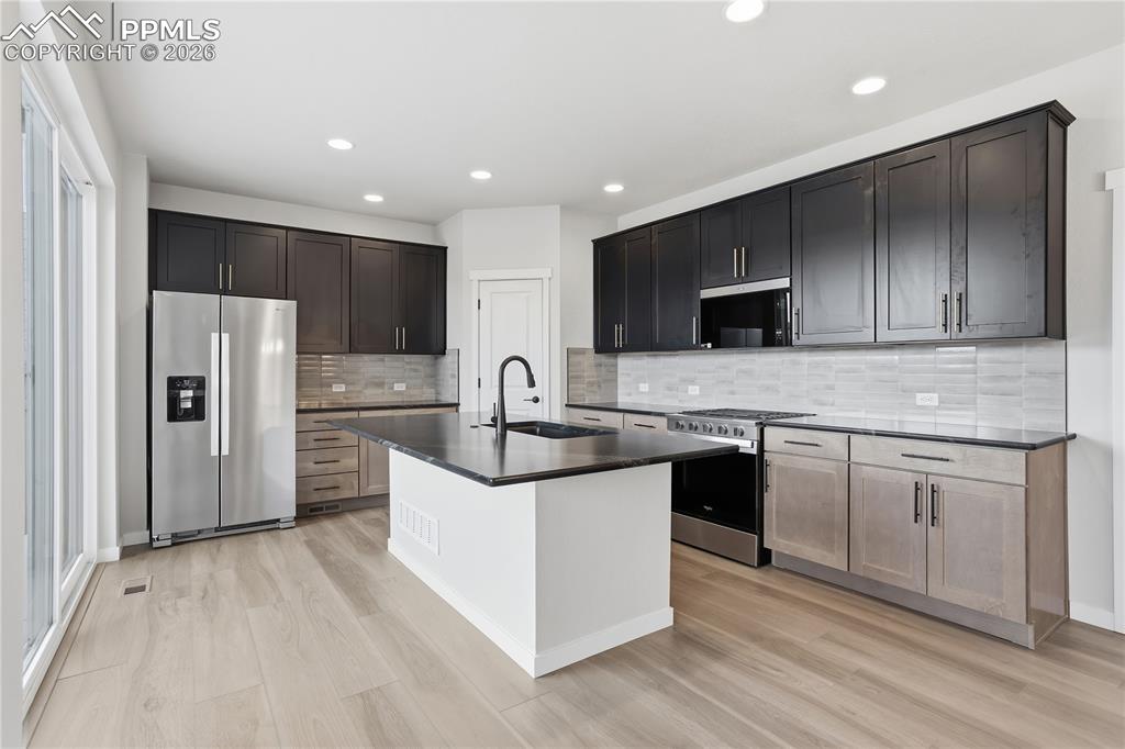 Image 29 of 33: Kitchen