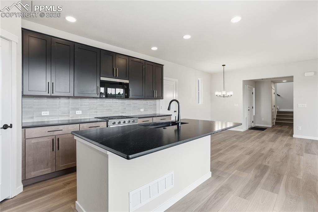 Image 31 of 33: Kitchen