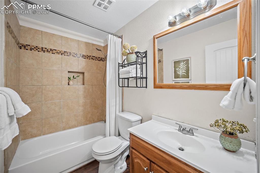 Image 16 of 35: Bathroom