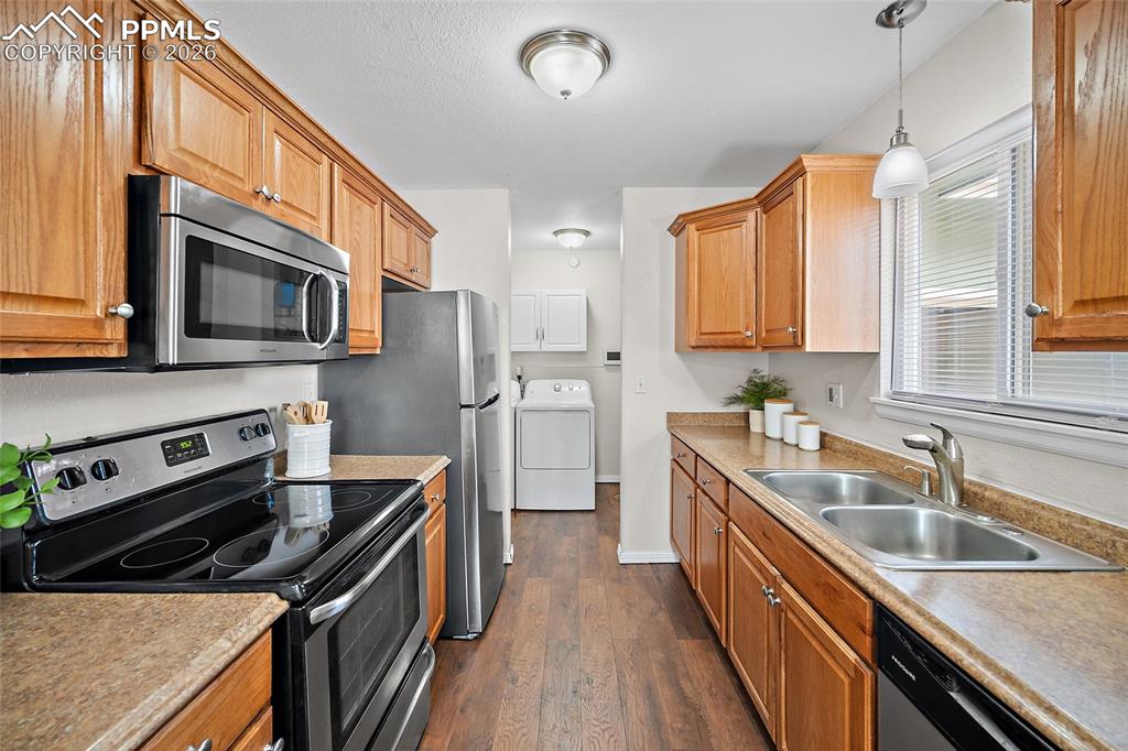 Image 18 of 35: Kitchen